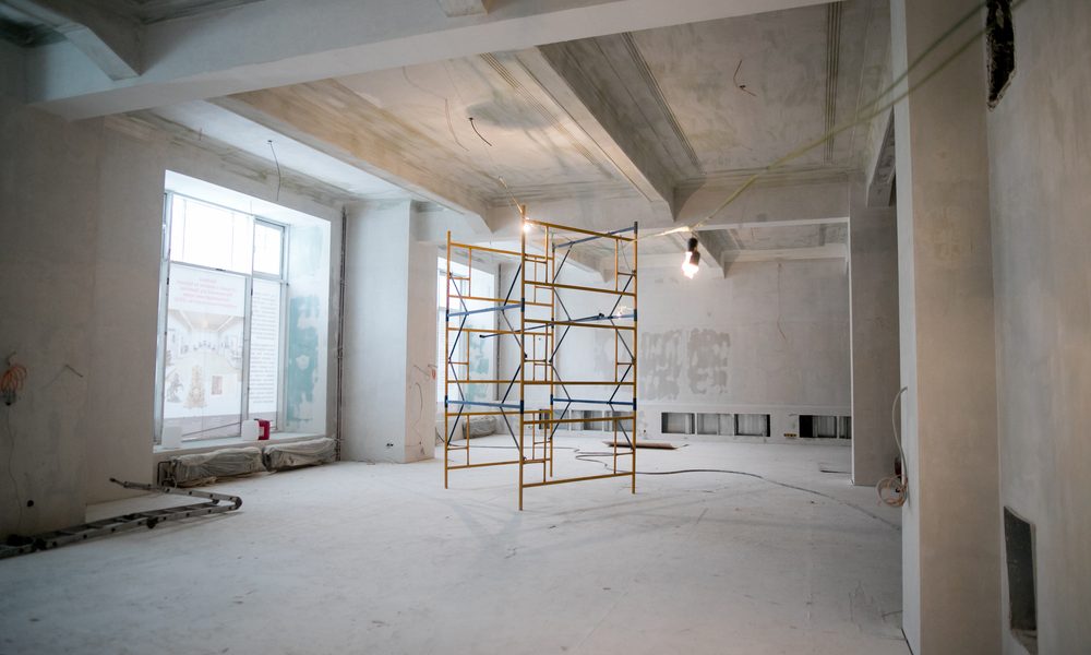 Interior,Construction,Of,Warehouse,Concrete,Wall,And,Scaffolding.